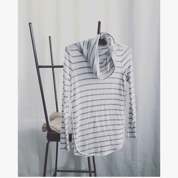 LOFT Sweaters - LOFT Lou Grey long sleeve light sweater